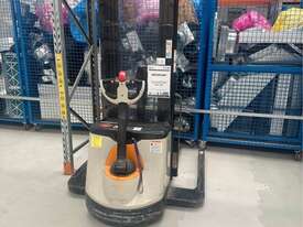 CROWN SX3030TT5500R 1.5T WALKIE STACKER - picture0' - Click to enlarge