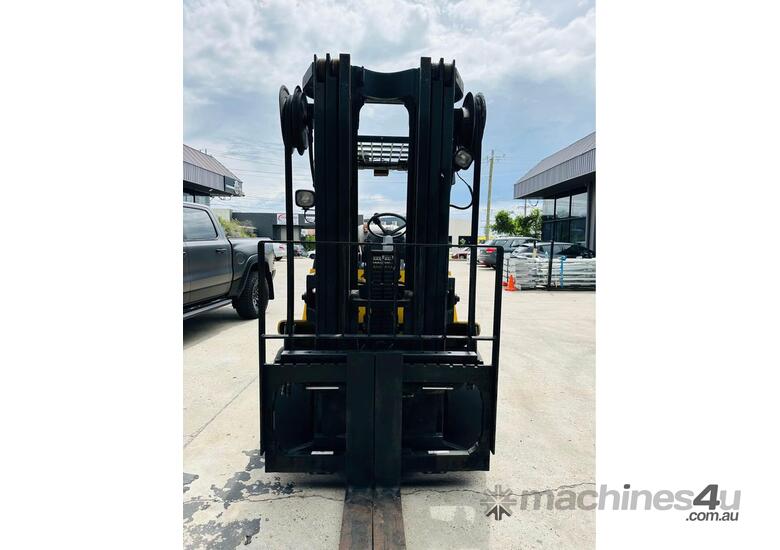 caption YALE 7T CONTAINER MAST HEAVY DUTY COMPACT LPG FORKLIFT SIDE SHIFT