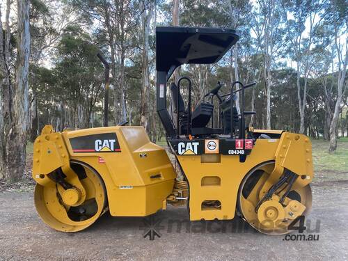 caption Caterpillar CB434D Vibrating Roller Roller/Compacting