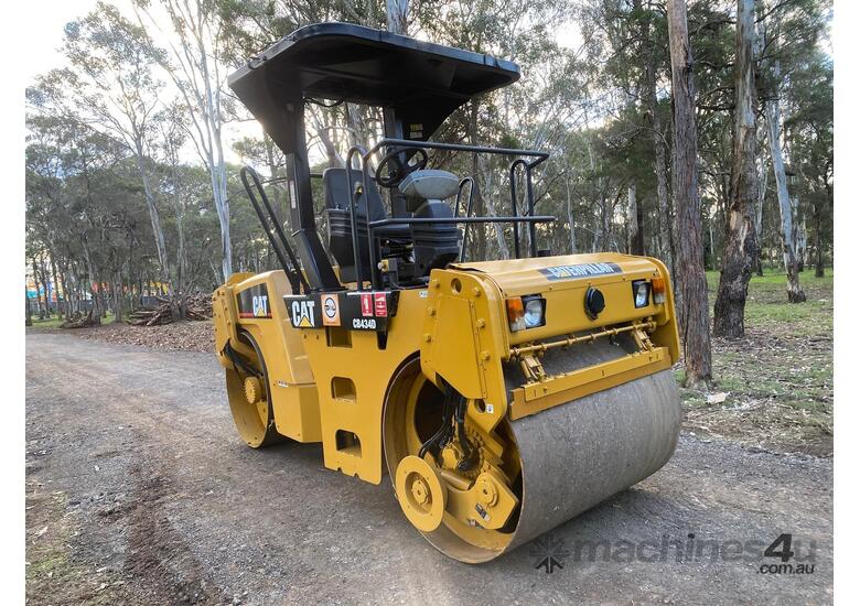 caption Caterpillar CB434D Vibrating Roller Roller/Compacting