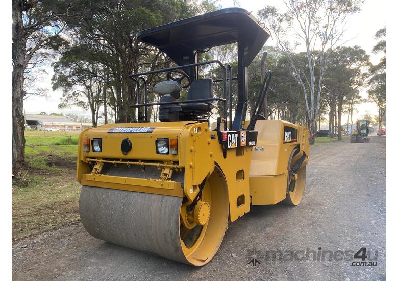 caption Caterpillar CB434D Vibrating Roller Roller/Compacting