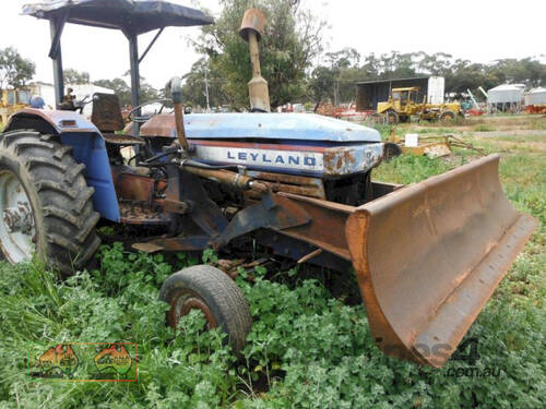 (6825) Leyland 272 Tractor with Blade (Maryborough, VIC)