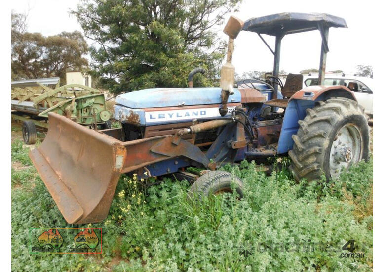 (6825) Leyland 272 Tractor with Blade (Maryborough, VIC)