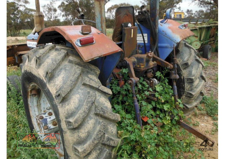 (6825) Leyland 272 Tractor with Blade (Maryborough, VIC)