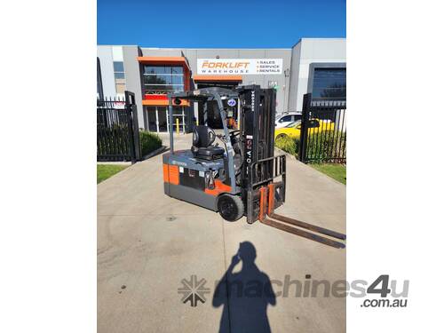 Toyota Forklift 2T - 3 Wheel Electric Container Mast