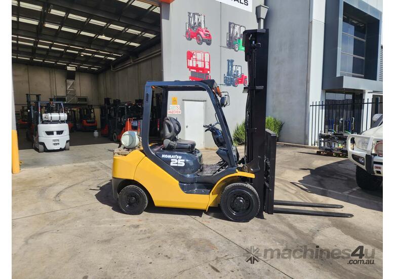 caption Komatsu 2.5T Forklift with Tyne Positioners