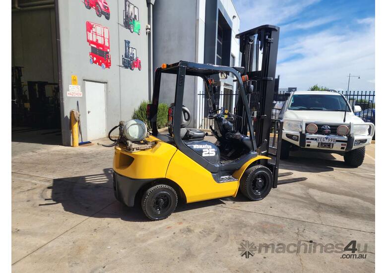 caption Komatsu 2.5T Forklift with Tyne Positioners