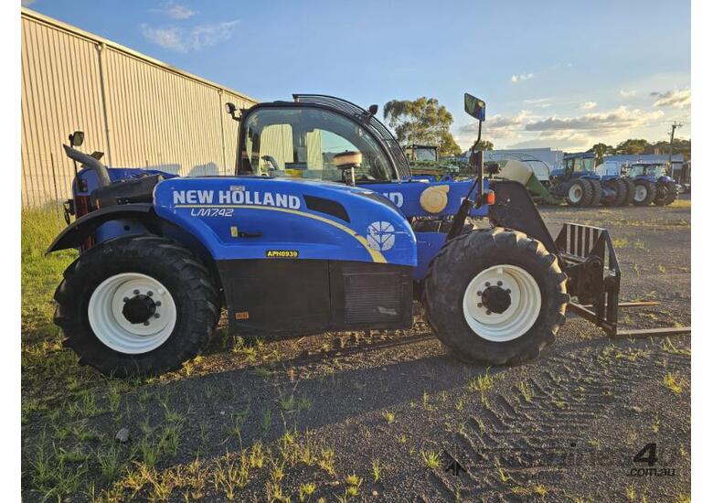 caption Telehandler New Holland LM742