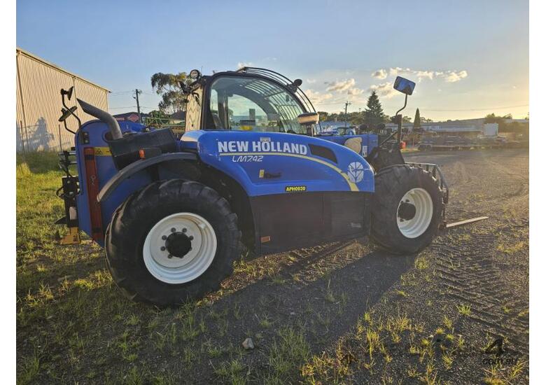 caption Telehandler New Holland LM742