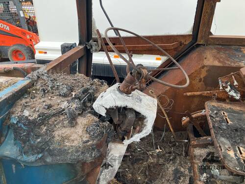 caption 1985 Ford 318430 Tractor / Loader