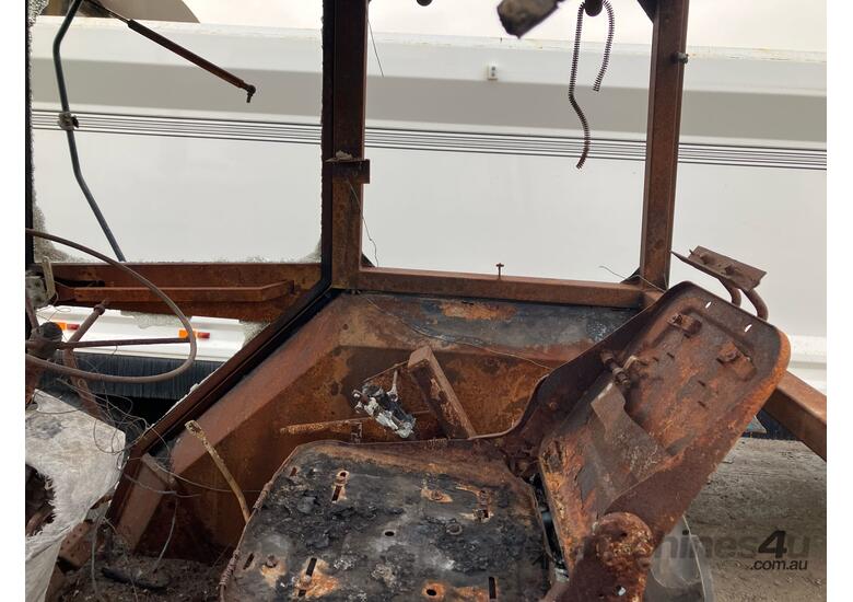 caption 1985 Ford 318430 Tractor / Loader