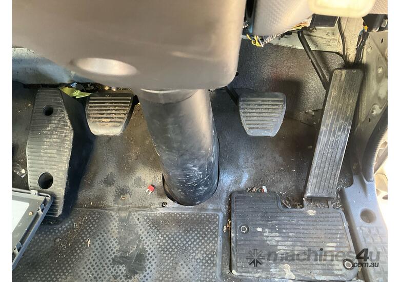caption 2013 Isuzu FVM Refrigerated Pantech