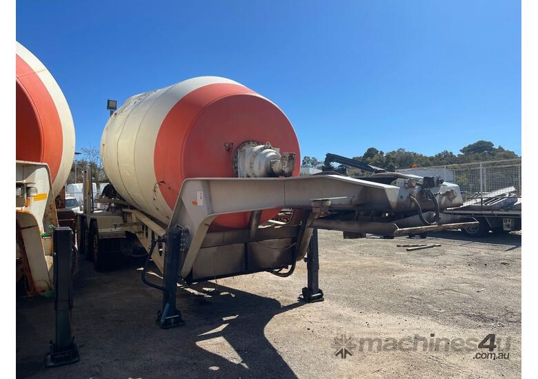 2014 BTE Tri Semi Concrete Agitator