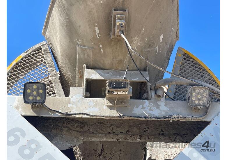 2014 BTE Tri Semi Concrete Agitator