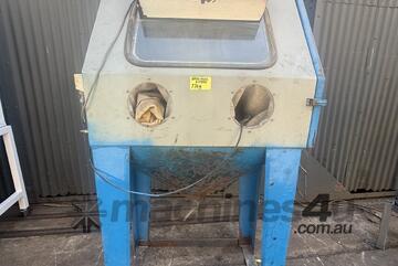 Abrasive Blasting Sand Blaster Cabinet Hopper exit 880 x 690 internal on stand