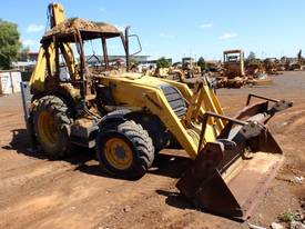 M/F MF860 Backhoe *PARTS MACHINE AS IS* - picture0' - Click to enlarge