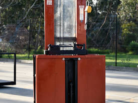 SELF PROPELLED MATERIAL HANDLING FORKLIFT - picture1' - Click to enlarge