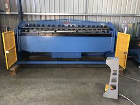 Folder. Full Hydraulic. 2500mm x 4mm with Quick Set Angle Fold Setting - picture0' - Click to enlarge