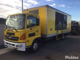 2004 Hino Ranger FC4J - picture2' - Click to enlarge