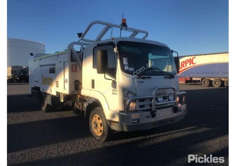 caption 2010 Isuzu FSR850