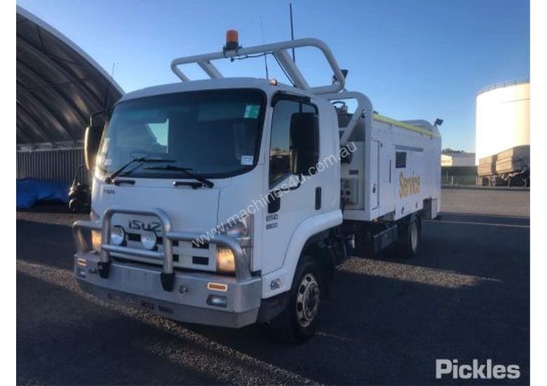 caption 2010 Isuzu FSR850