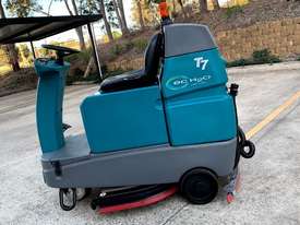 RIDE ON FLOOR SCRUBBER-TENNANT T7 - picture1' - Click to enlarge
