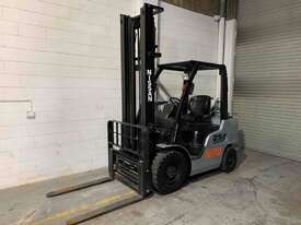 Nissan 2.5 ton LPG Forklift - picture0' - Click to enlarge