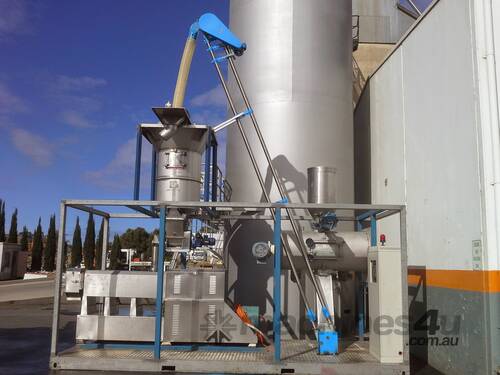 Twin Screw Extruder Including Hopper, Mixer and Floveyor