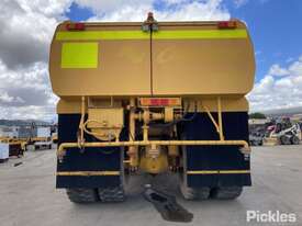 Komatsu HD465-3 Off-Highway Water Cart - picture0' - Click to enlarge