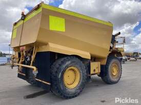 Komatsu HD465-3 Off-Highway Water Cart - picture0' - Click to enlarge