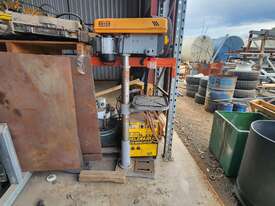 Bayer Pedestal Drill - picture0' - Click to enlarge