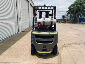 Late Model Nissan Forklift - picture2' - Click to enlarge