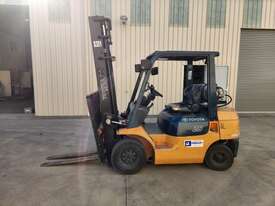 2005 Toyota 42-7FG25 Forklift (Counterbalanced) - picture0' - Click to enlarge