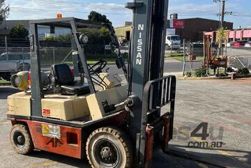 Nissan   2.5 Tonne forklift