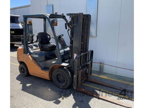 caption Toyota 2500kg LPG Forklift With Three Stage 4500mm Mast & Sideshift