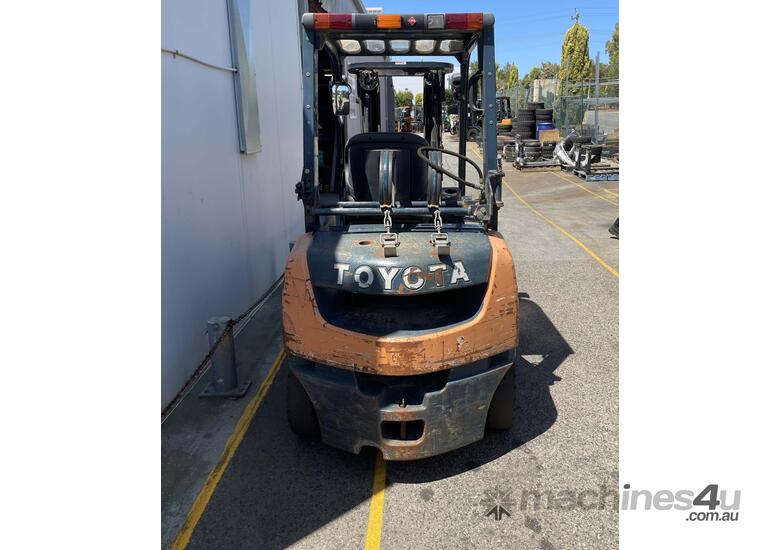 caption Toyota 2500kg LPG Forklift With Three Stage 4500mm Mast & Sideshift