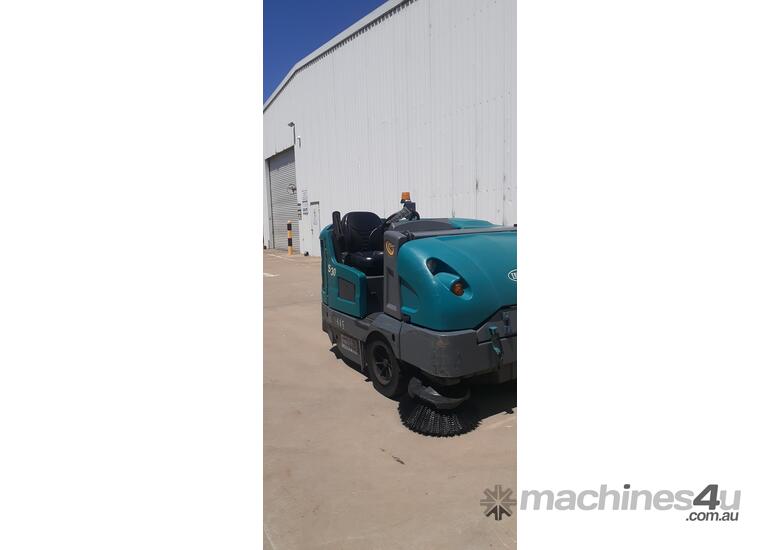 caption TENNANT S30XP Sweeper