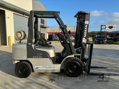 caption Wollongong Forklift: 2014 Nissan 2.5T LPG, 3-Stage Container Mast, 4.7m Lift!