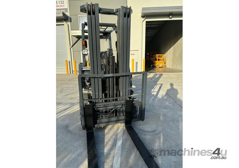 caption Wollongong Forklift: 2014 Nissan 2.5T LPG, 3-Stage Container Mast, 4.7m Lift!