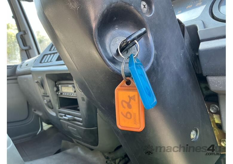 caption 2007 Isuzu FTR900 Refrigerated Pantech