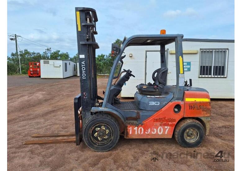 caption 2012 TOYOTA 62-8FD30 FORKLIFT