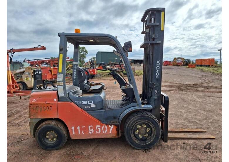 caption 2012 TOYOTA 62-8FD30 FORKLIFT