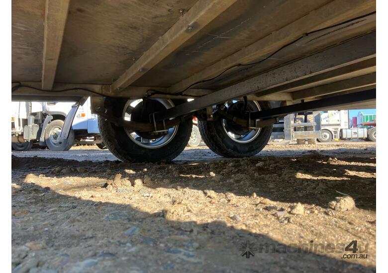 caption 2014 Maxim Trailers Tandem Axle Enclosed Trailer