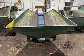 Conveyor hopper