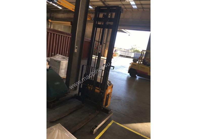 caption Sumi Walk Behind Reach Truck