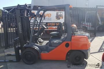 ACTIVE FORKLIFTS - 2009 Toyota 8FG30 Forklift with Low Hrs plus Container Mast Fresh Paint