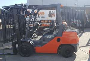 ACTIVE FORKLIFTS - 2009 Toyota 8FG30 Forklift with Low Hrs plus Container Mast Fresh Paint ACTIVE FORKLIFTS - 2009 Toyota 8FG30 Forklift with Low Hrs plus Container Mast Fresh Paint