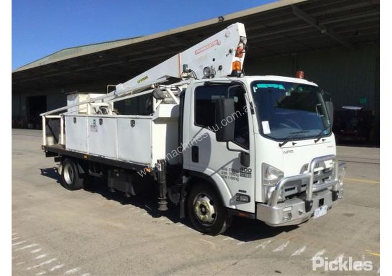 caption 2013 Isuzu NPR 400 Long