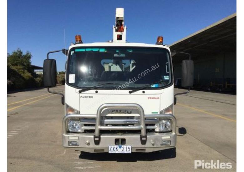 caption 2013 Isuzu NPR 400 Long