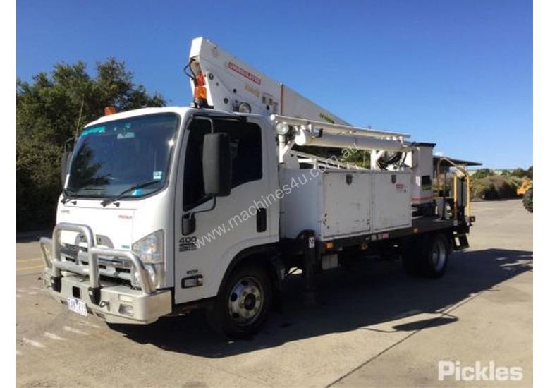 caption 2013 Isuzu NPR 400 Long